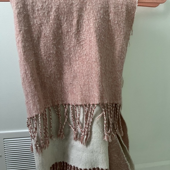 H&M scarf!💛🧡 - Picture 2 of 4